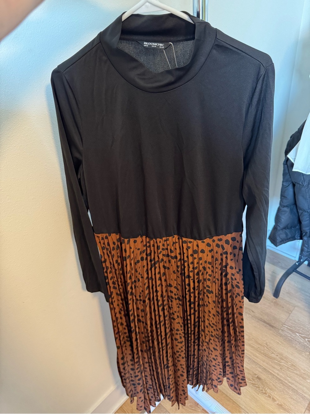 Long-sleeve black brown animal print pleated midi dress BloomChic size 12 NEW